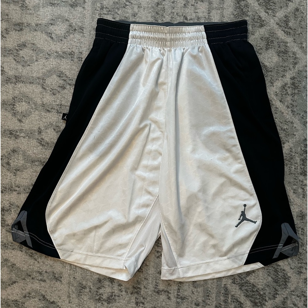 ⚫️⚪️ Mens L Jordan Basketball Shorts